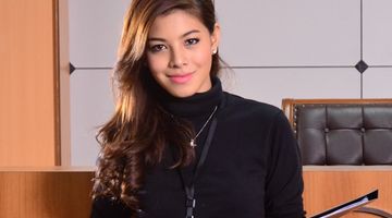 แคท ซอนญ่า แอบเกร็ง รับบทอัยการสาวสวย ในซีรี่ส์แอ็คชั่น รหัสปริศนา Code Hunter