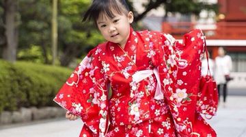 สาวน้อยวันใหม่ ฉัตรบริรักษ์ ในชุดยูกาตะสีแดง ถ่าย PhotoBook ที่ประเทศญี่ปุ่น